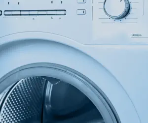 Elektrogeräte - Anschnitt einer Waschmaschine/Frontlader mit Fenster.