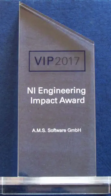 Glastrophäe des NI Engineering Impact Adward VIP 2017.